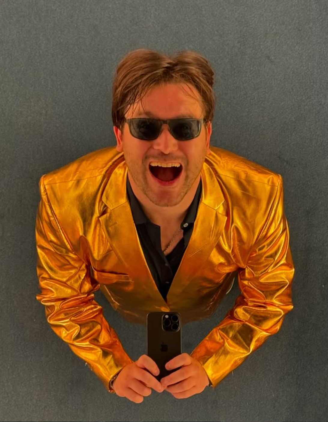 Jevgeni Kabanov performing with Minimal Viable Band
